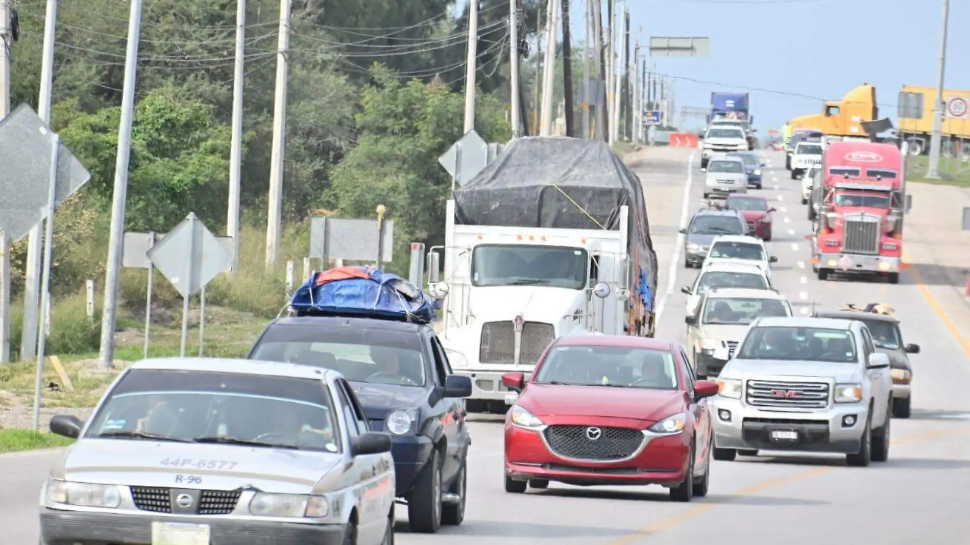 Desde el norte, en el municipio de Altamira a la altura del Puente Roto, ahora llamado De la Esperanza, el avance es lento